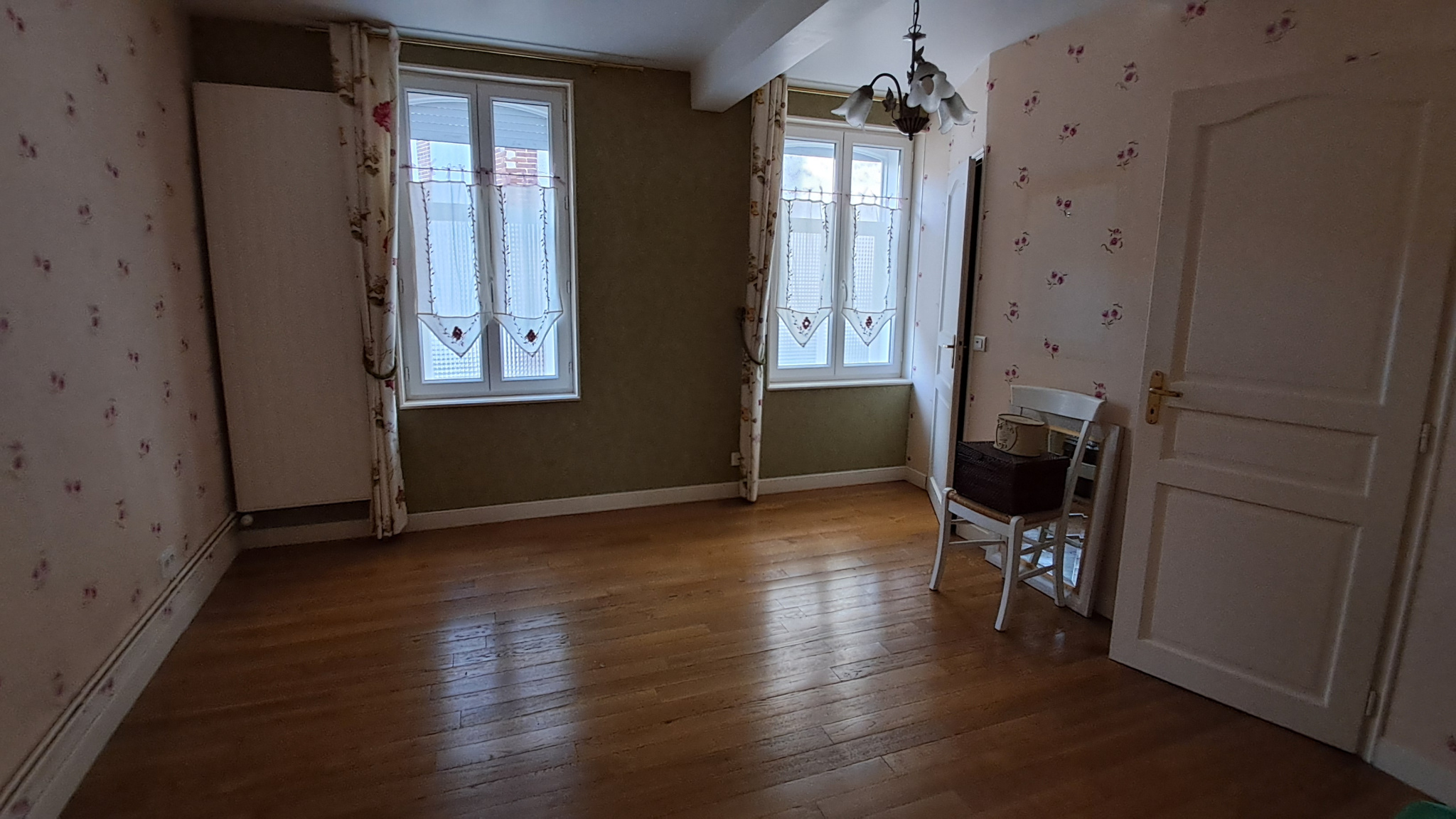 MAISON avec  volumes généreux située proche commodités et écoles.