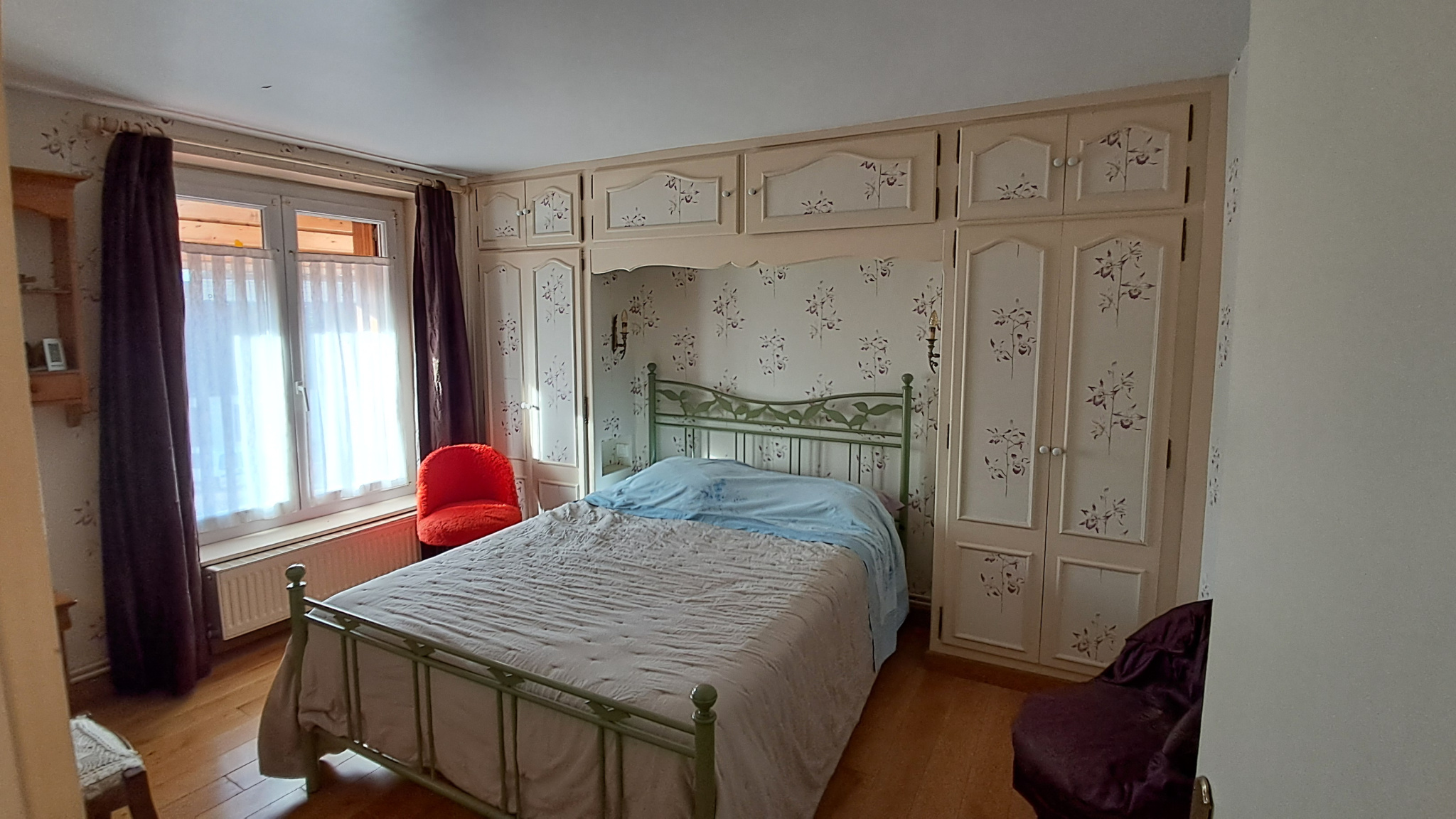 MAISON avec  volumes généreux située proche commodités et écoles.