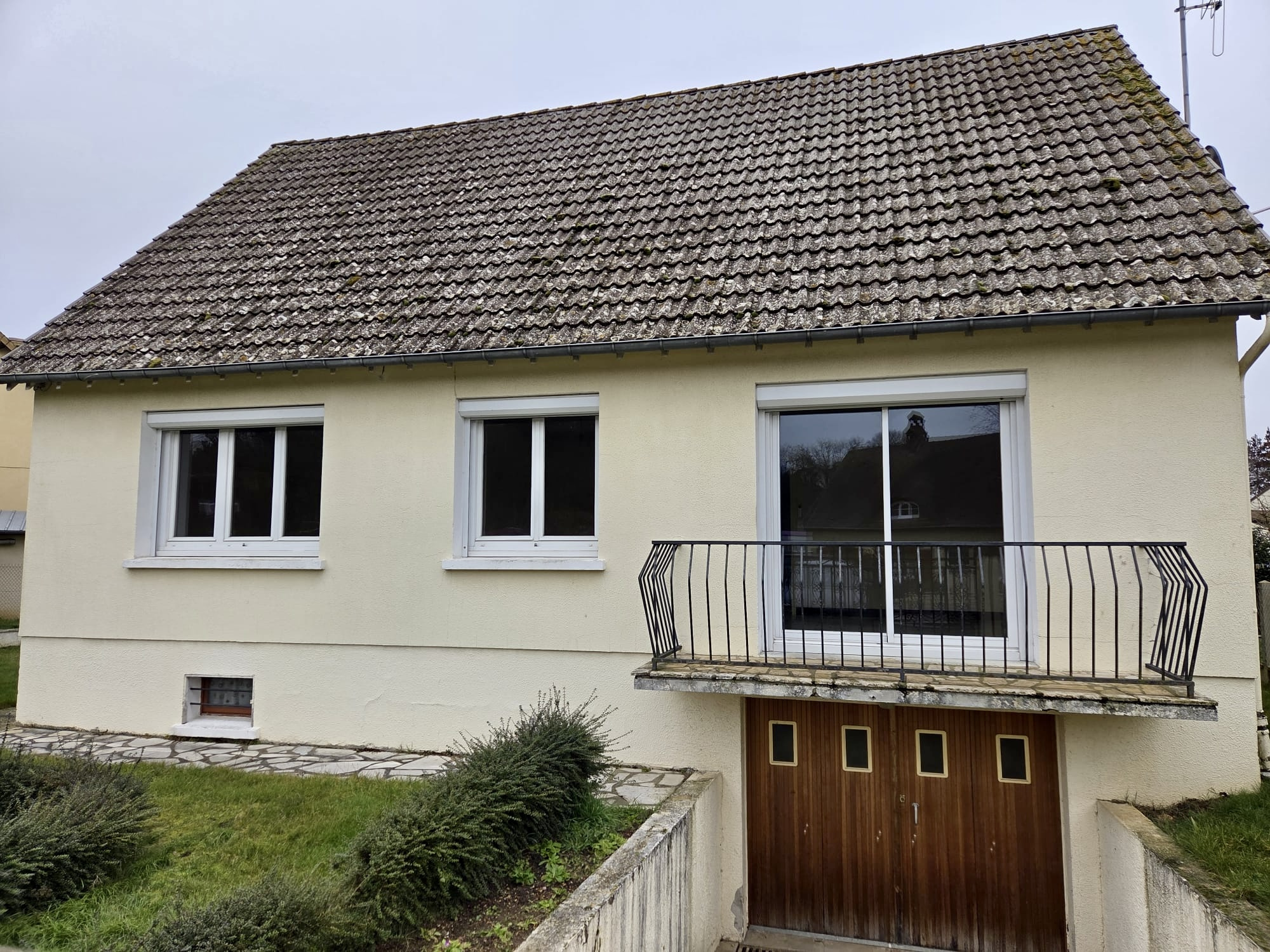 Maison traditionnelle avec sous-sol total et jardin