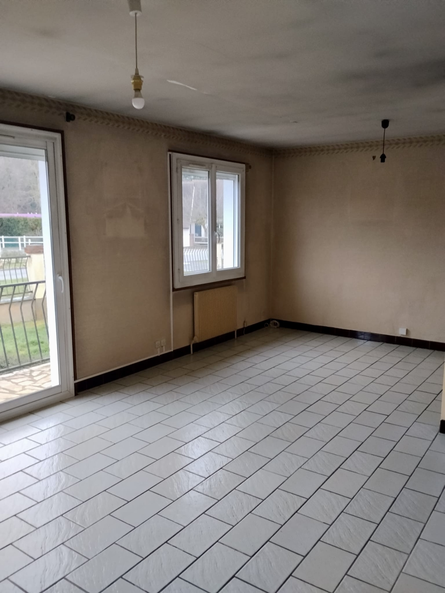 Maison traditionnelle avec sous-sol total et jardin