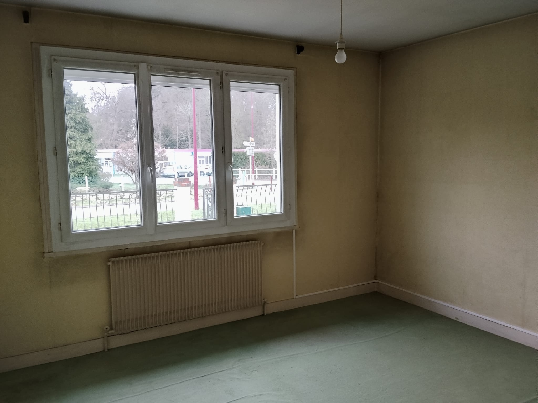 Maison traditionnelle avec sous-sol total et jardin