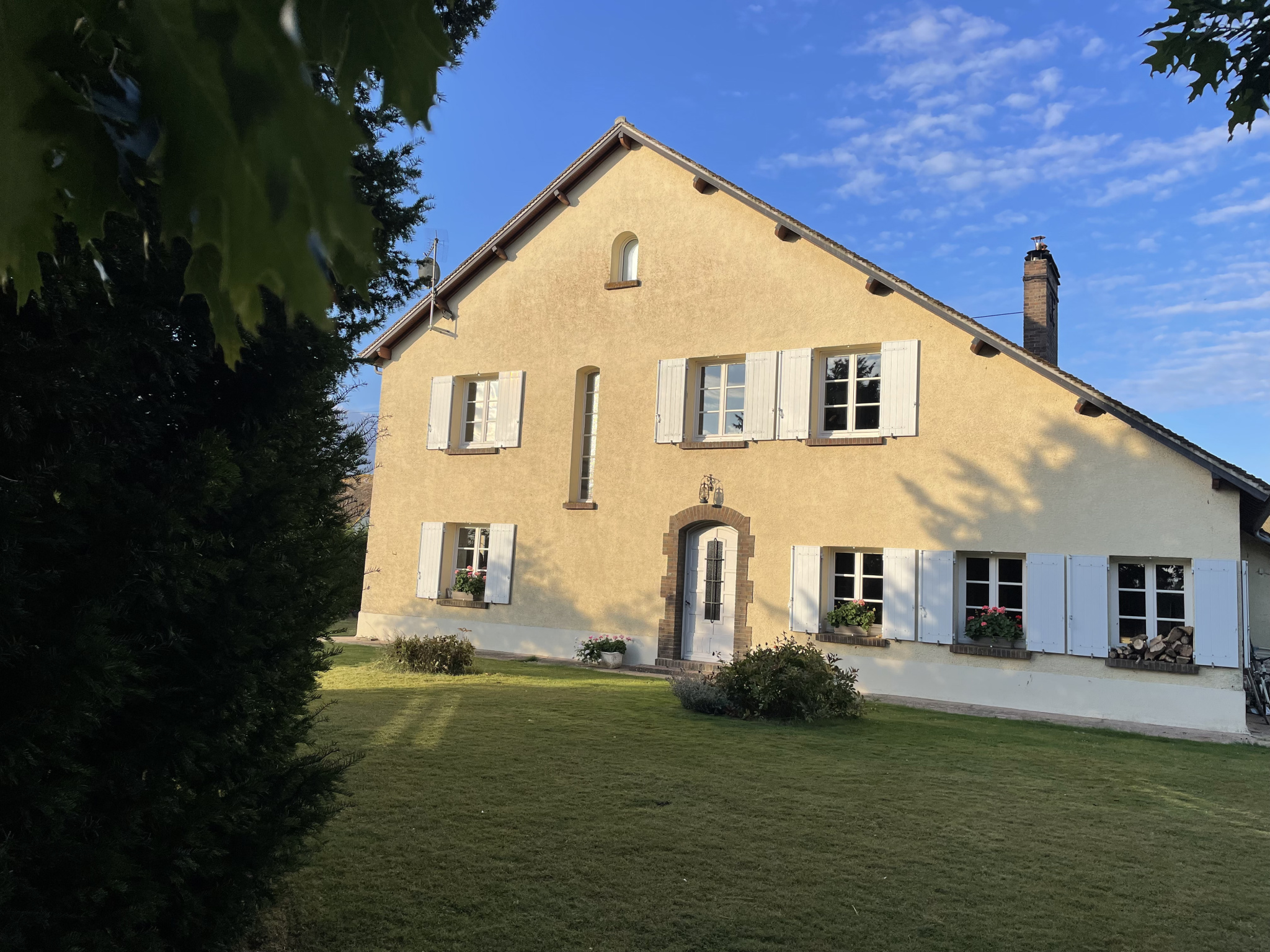 Ancien corps de ferme avec nombreuses dépendances et grand terrainBREZOLLES