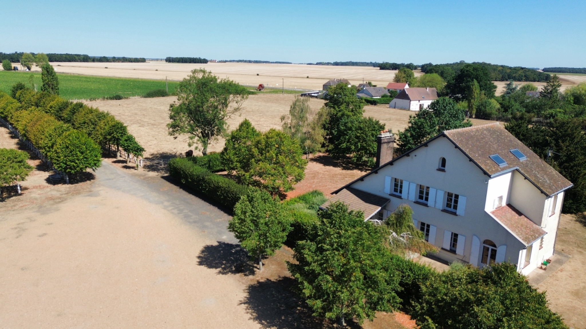 Ancien corps de ferme avec nombreuses dépendances et grand terrainBREZOLLES