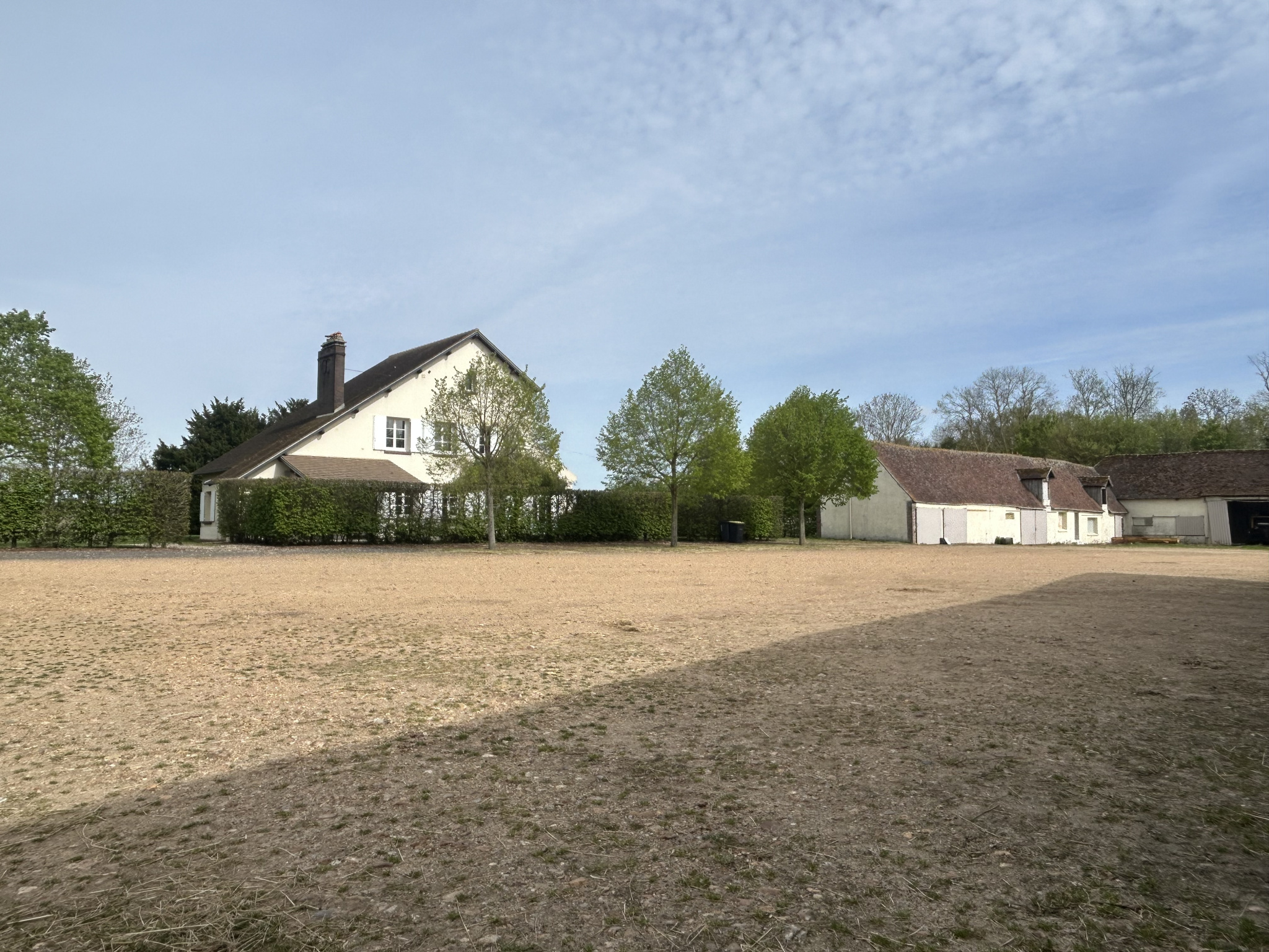 Ancien corps de ferme avec nombreuses dépendances et grand terrainBREZOLLES