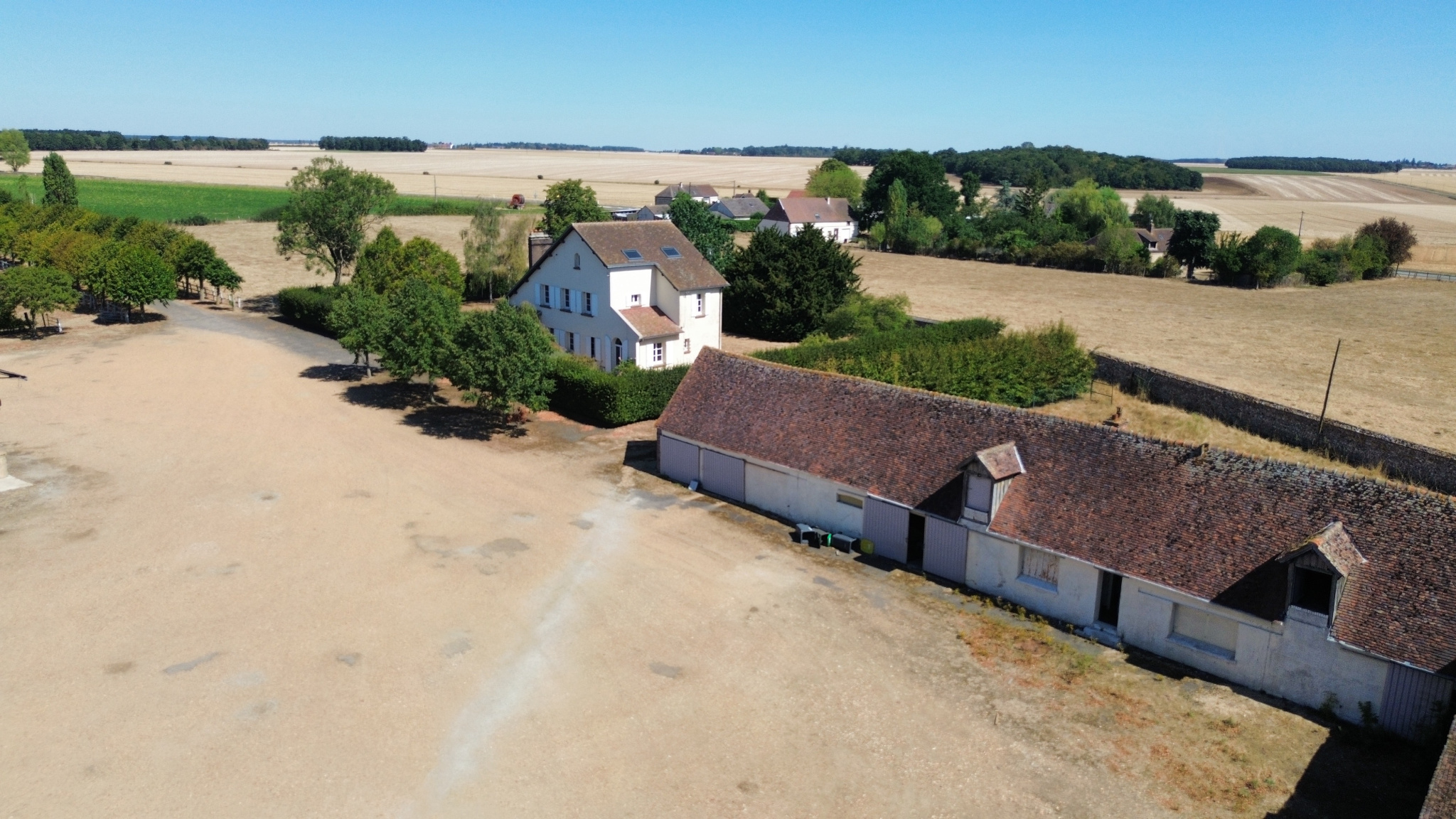 Ancien corps de ferme avec nombreuses dépendances et grand terrainBREZOLLES