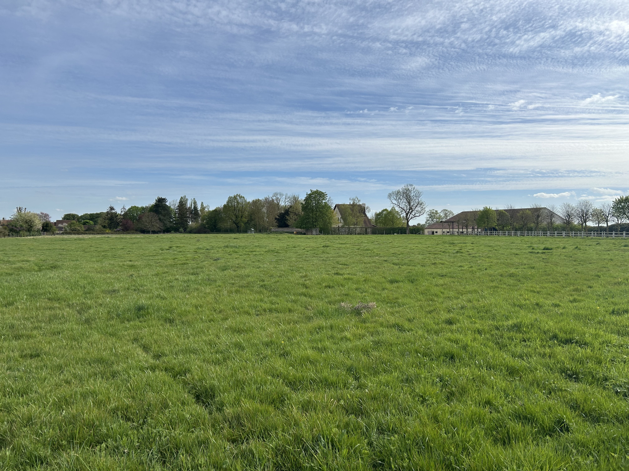 Ancien corps de ferme avec nombreuses dépendances et grand terrainBREZOLLES