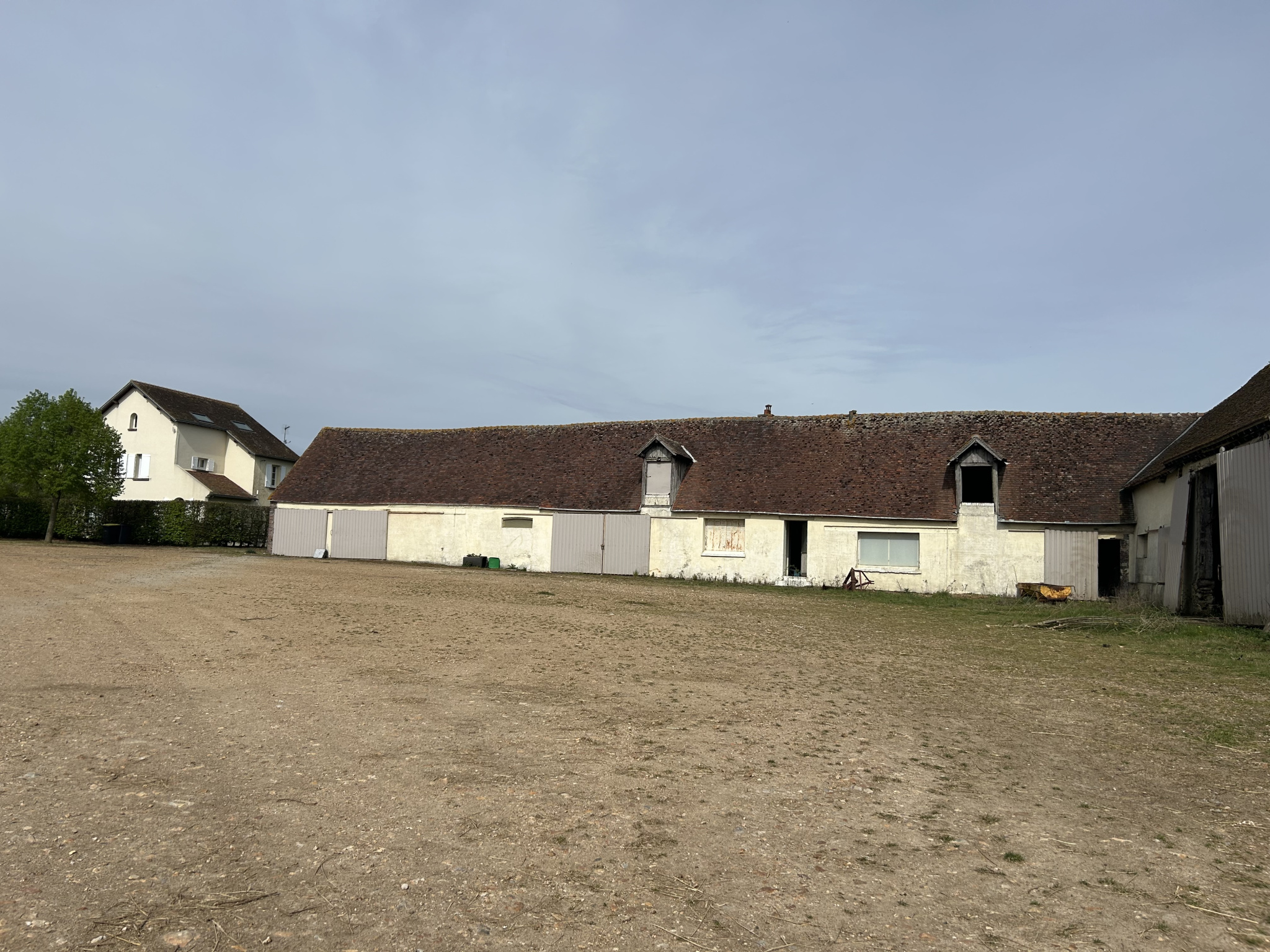 Ancien corps de ferme avec nombreuses dépendances et grand terrainBREZOLLES