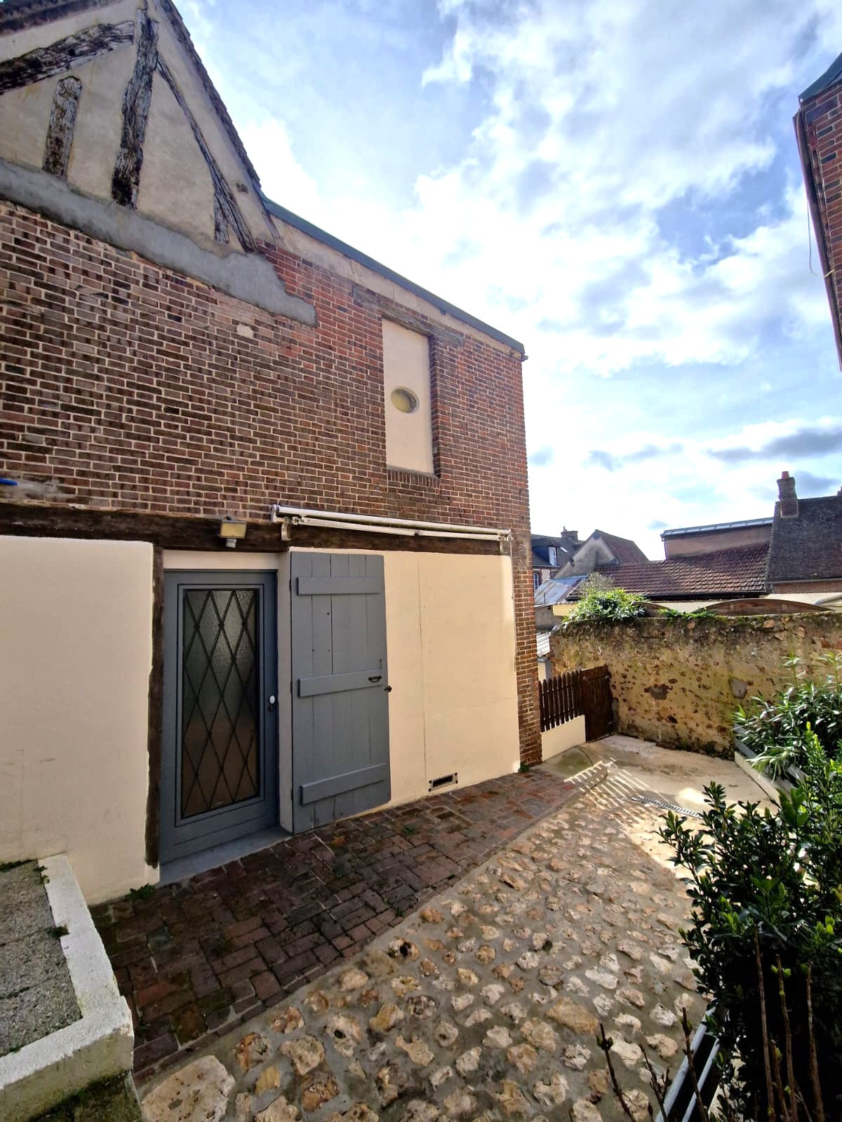 Un bien rare, alliant praticité et convivialité, à découvrir sans tarder !NONANCOURT