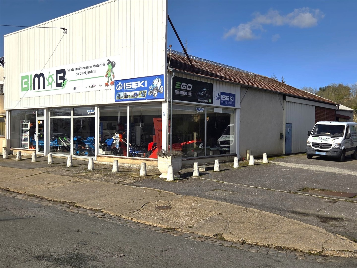 Bâtiment commercial avec parking à NonancourtNONANCOURT