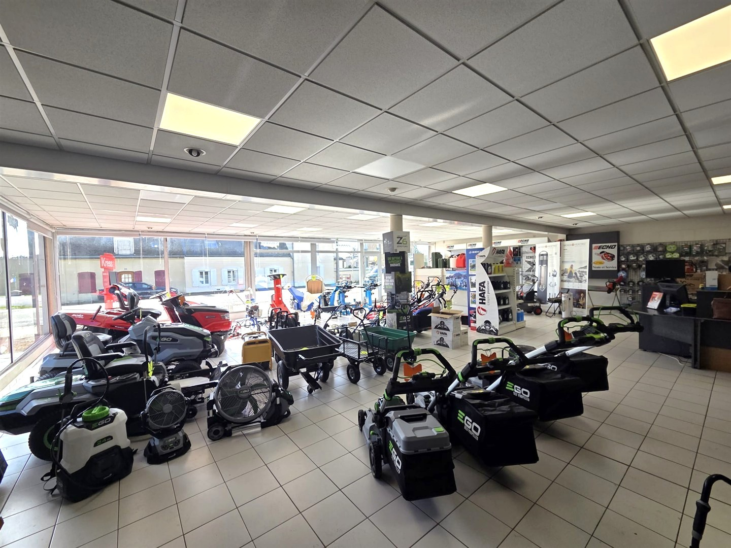 Bâtiment commercial avec parking à NonancourtNONANCOURT