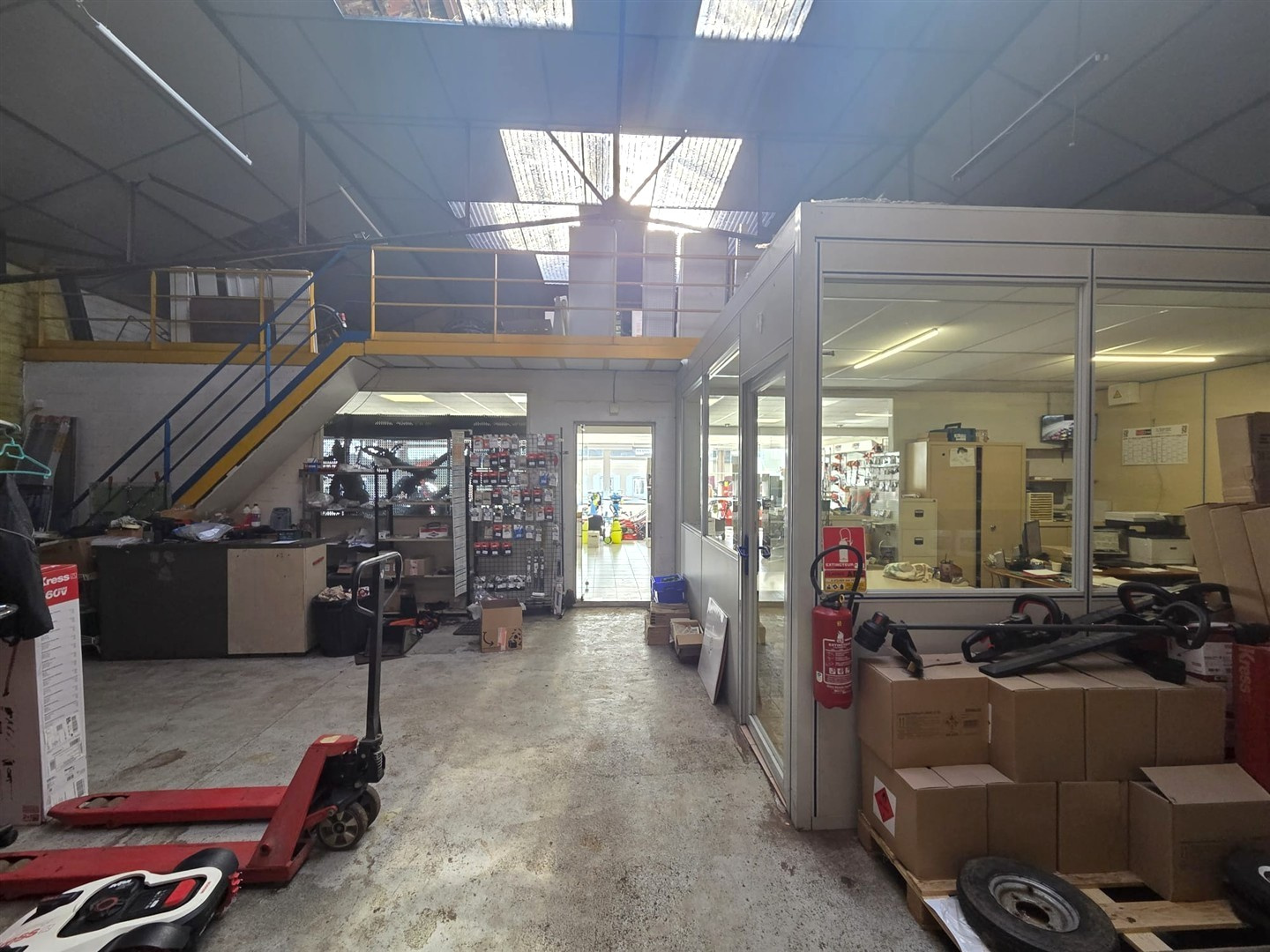 Bâtiment commercial avec parking à NonancourtNONANCOURT