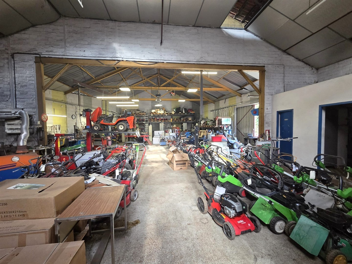 Bâtiment commercial avec parking à NonancourtNONANCOURT