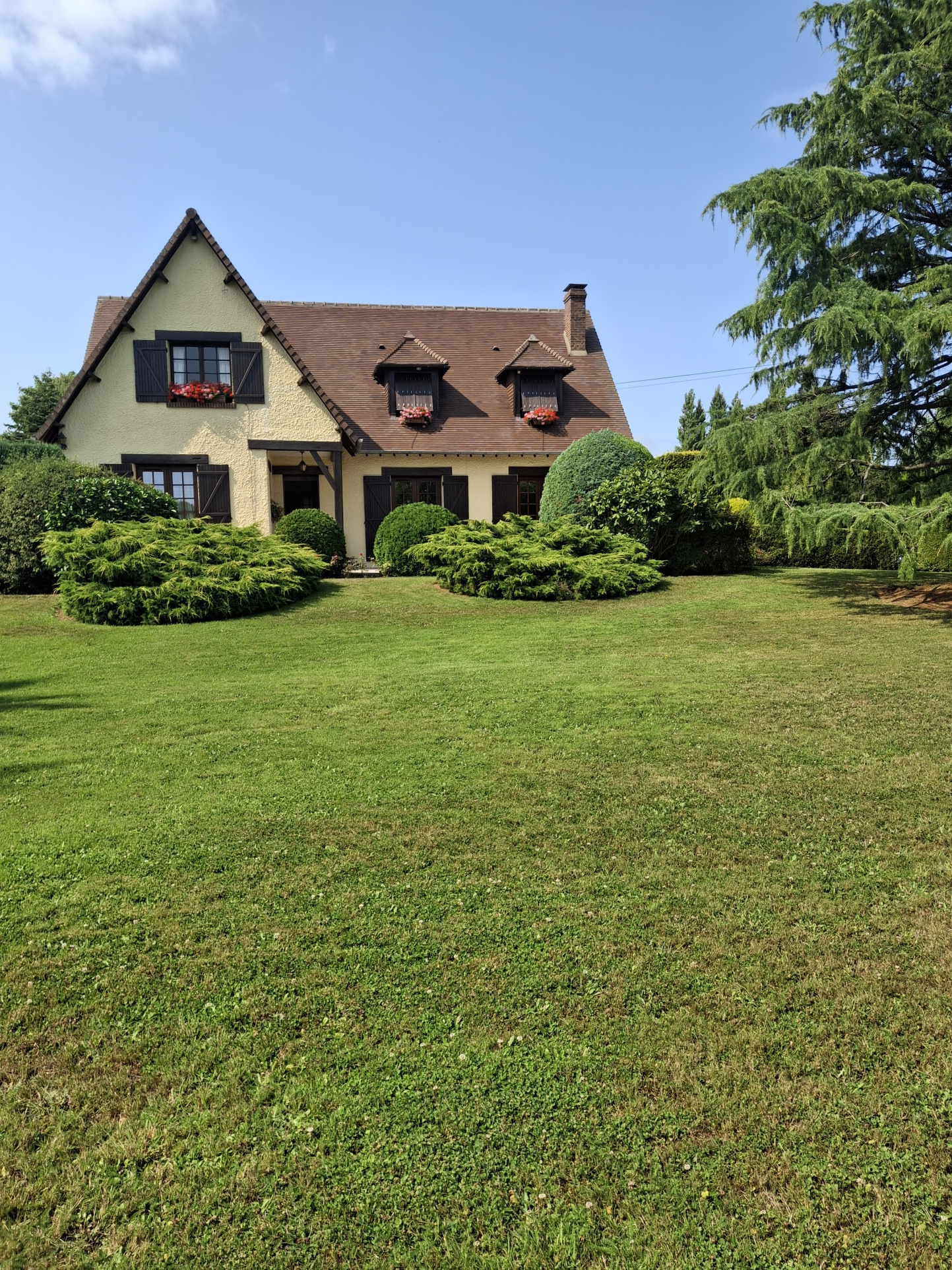 MAISON TRADITIONNELLE SUR SOUS-SOLSENONCHES
