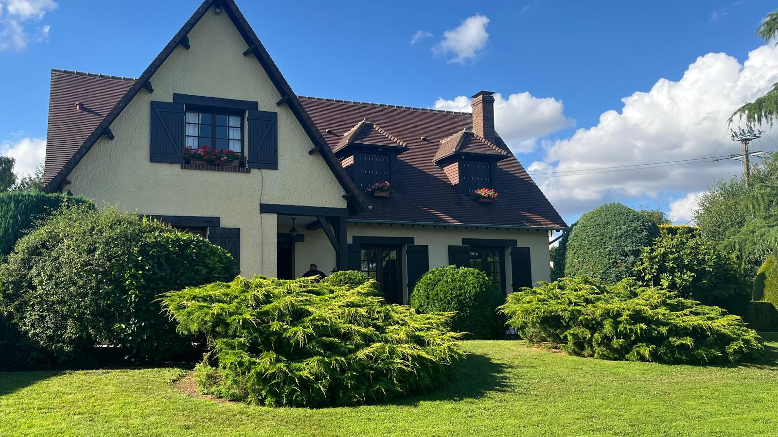 MAISON TRADITIONNELLE SUR SOUS-SOLSENONCHES