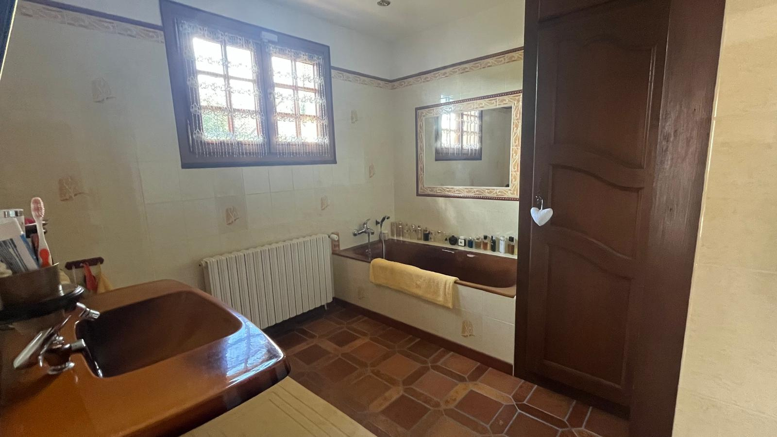 MAISON TRADITIONNELLE SUR SOUS-SOLSENONCHES