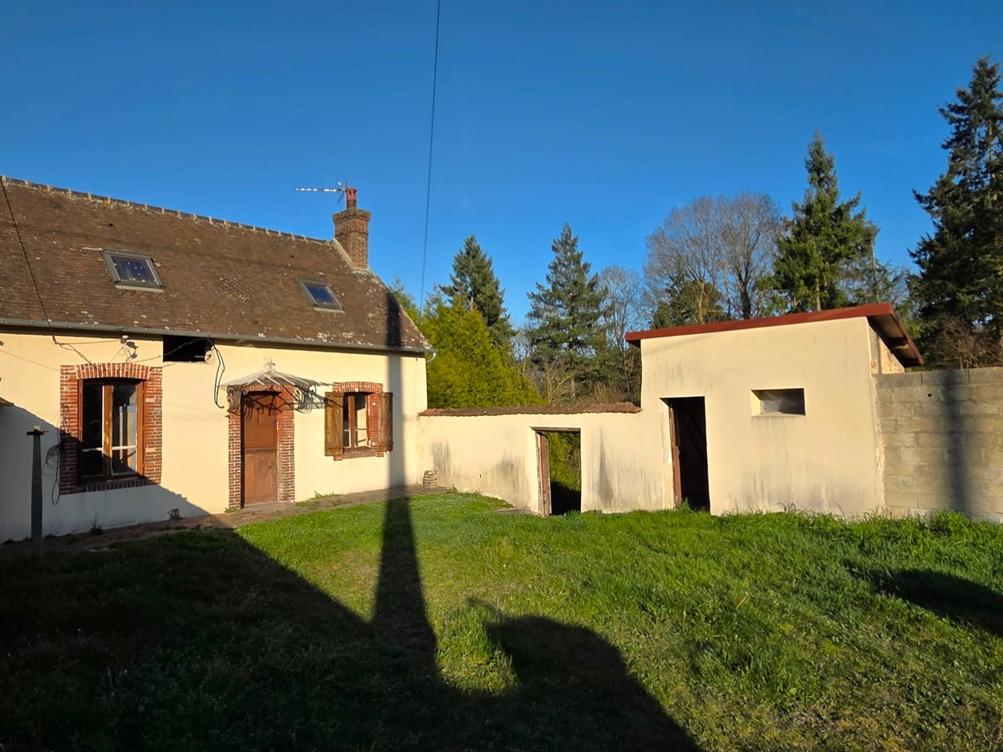 Maison ancienne à rénover avec grand jardin et potentiel !SAINT- REMY-SUR-AVRE