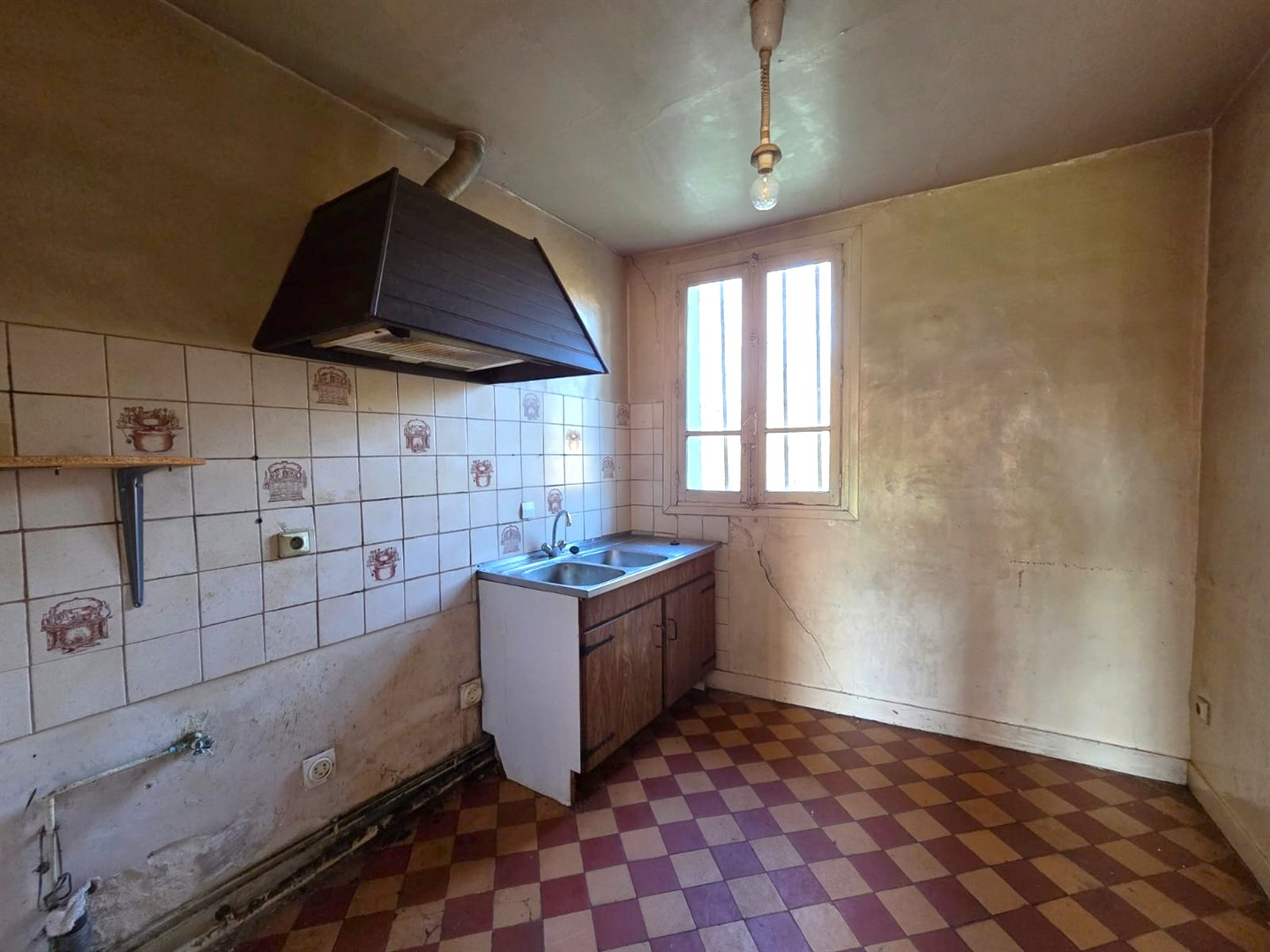 Maison ancienne à rénover avec grand jardin et potentiel !SAINT- REMY-SUR-AVRE