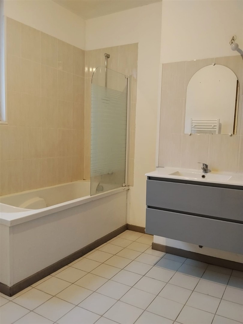 Appartement alliant charme, fonctionnalité et situation idéale, à proximité immédiate des commerces et des comVERNEUIL-SUR-AVRE