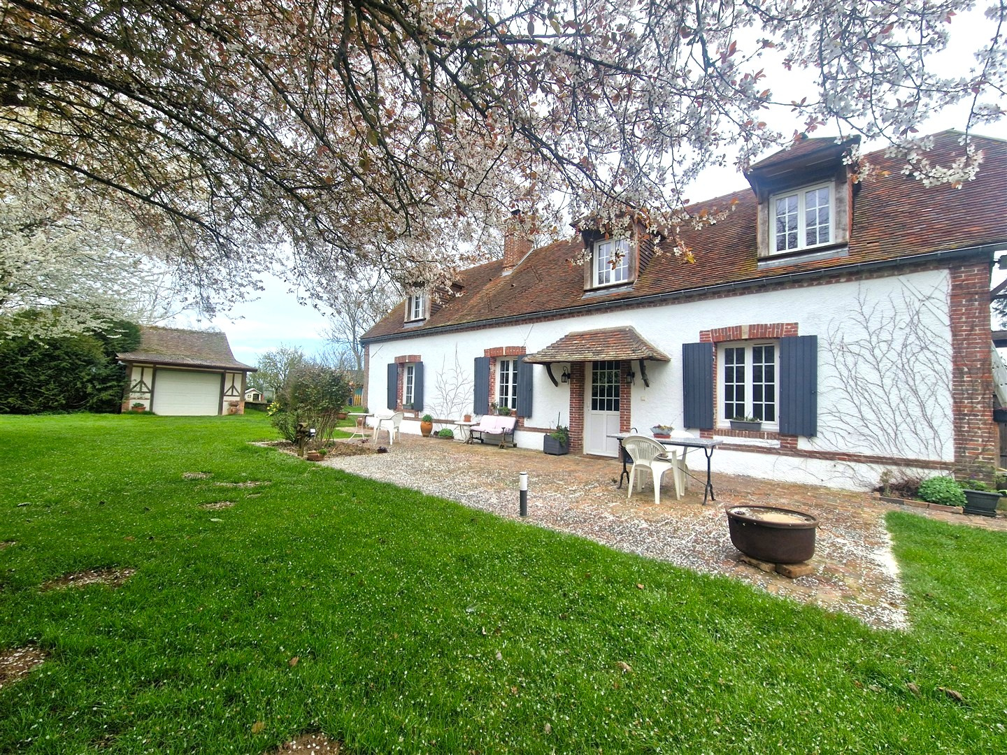 Coup de cœur ! Fermette de charme avec dépendances et vaste jardin arboré.Secteur MARCILLY LA CAMPAGNE