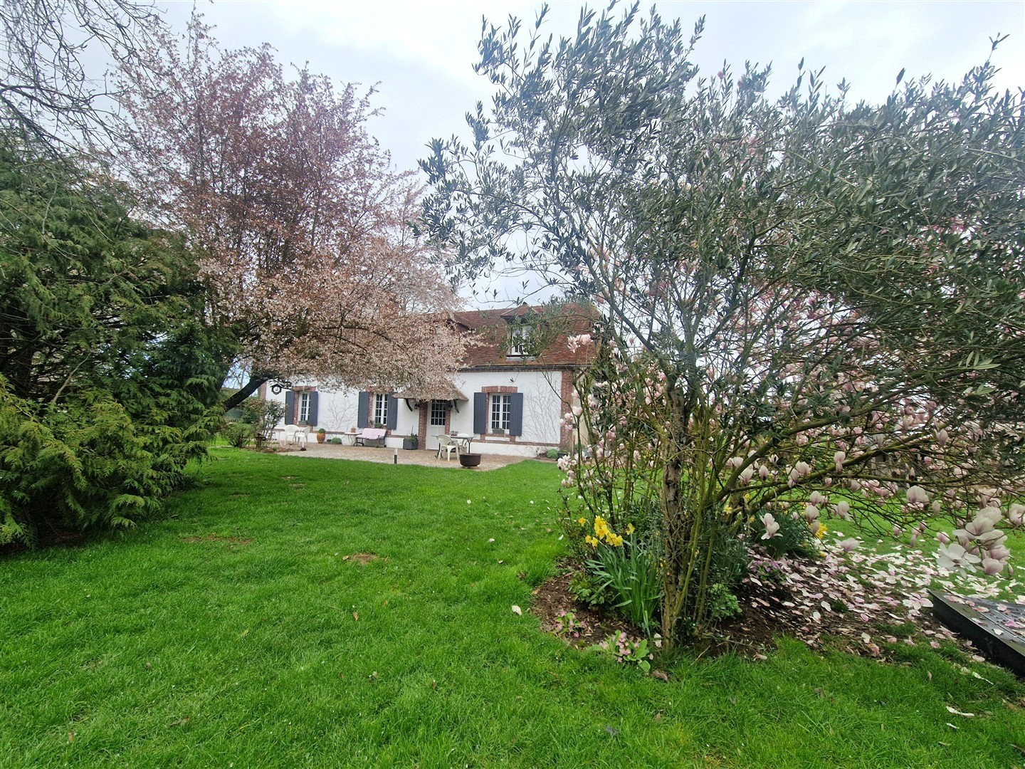 Coup de cœur ! Fermette de charme avec dépendances et vaste jardin arboré.Secteur MARCILLY LA CAMPAGNE