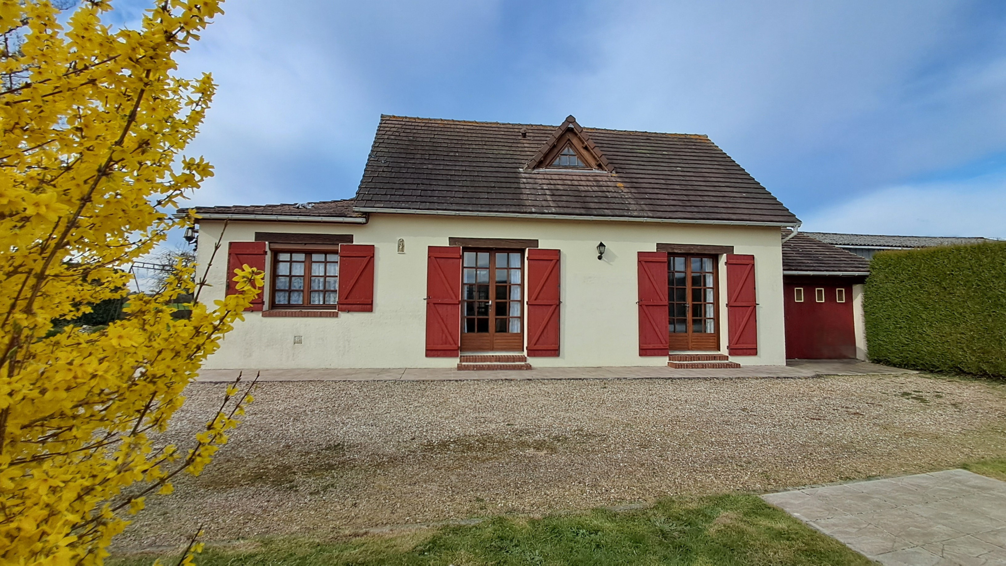 CHARMANTE MAISON AVEC DEPENDANCESSENONCHES