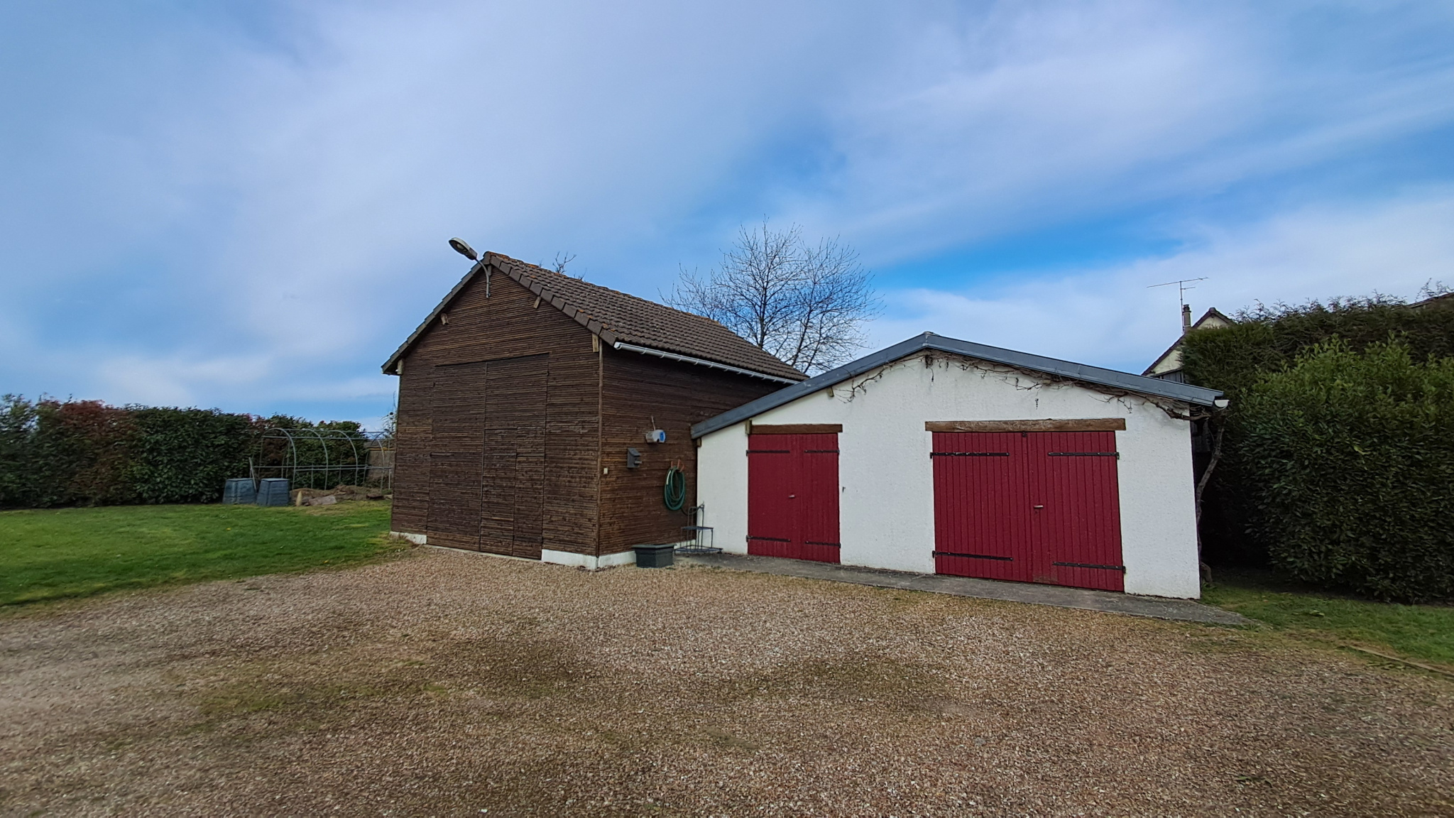 CHARMANTE MAISON AVEC DEPENDANCESSENONCHES