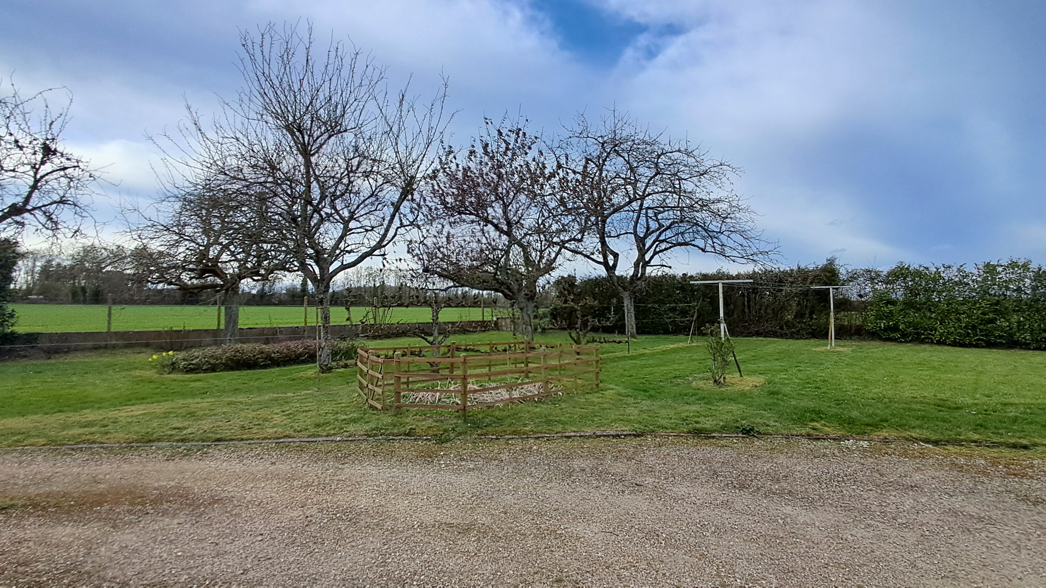 CHARMANTE MAISON AVEC DEPENDANCESSENONCHES