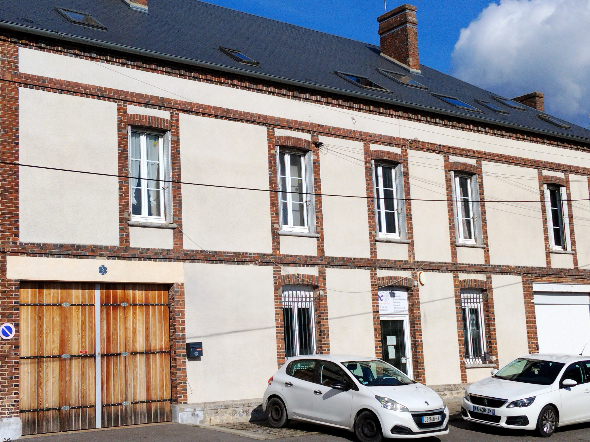 Espace professionnel avec ateliers et bureau, accès facile !NONANCOURT