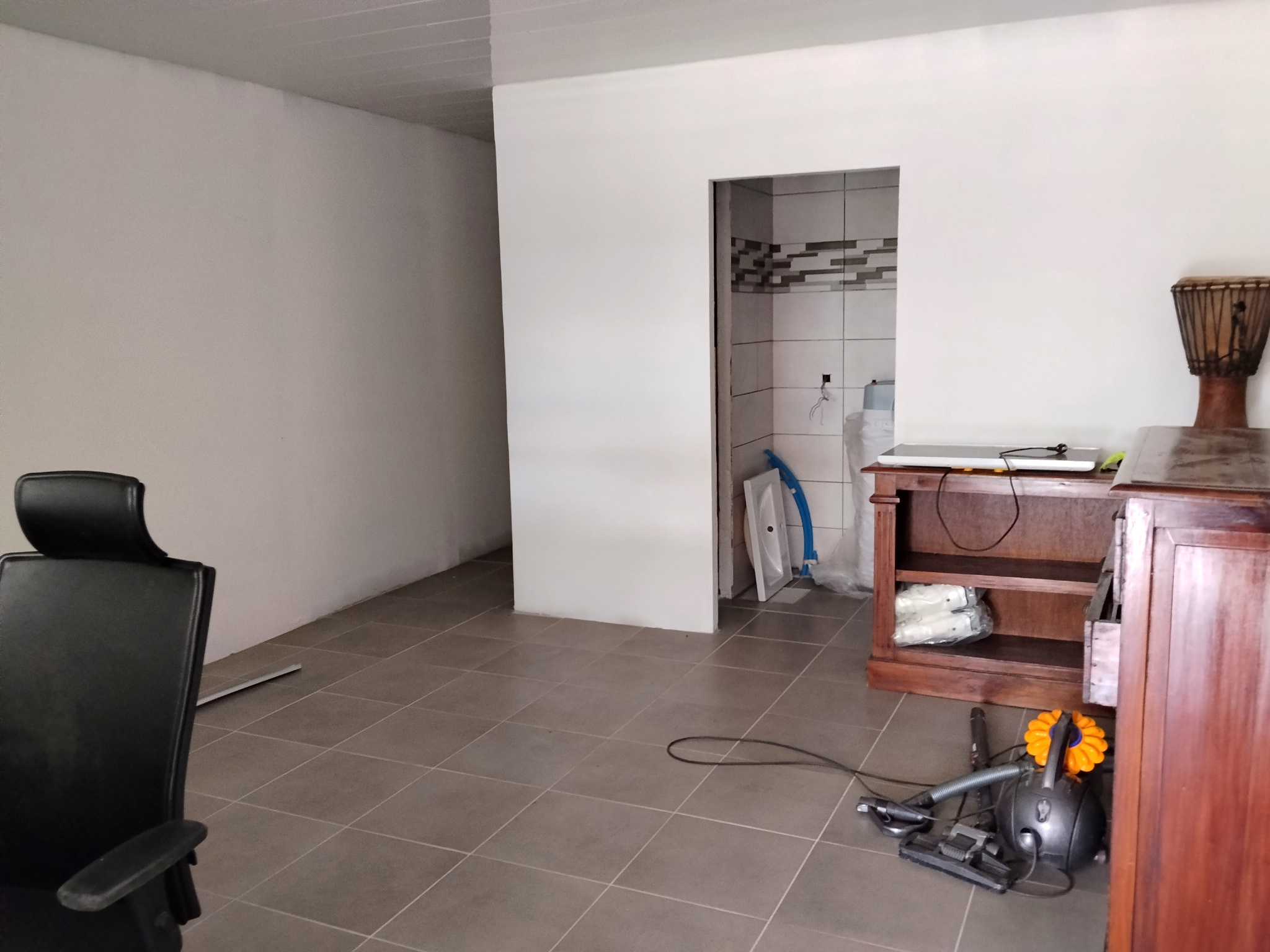 Espace professionnel avec ateliers et bureau, accès facile !NONANCOURT