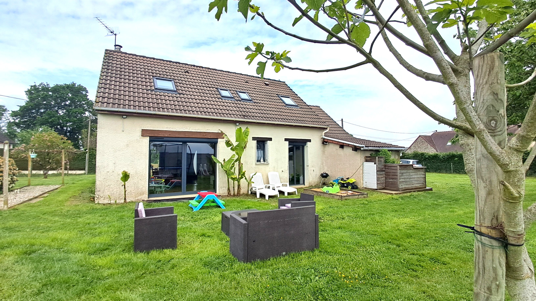 MAISON TRADITIONNELLE DANS IMPASSE AU CALME