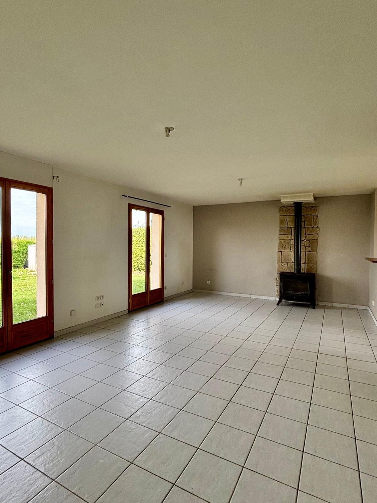 Maison traditionnelle de plain-pied, alliant confort et fonctionnalité