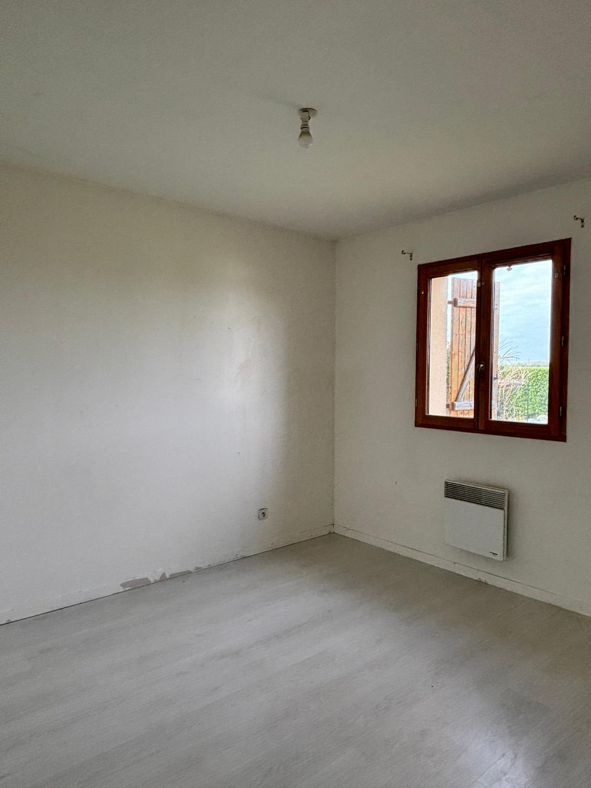 Maison traditionnelle de plain-pied, alliant confort et fonctionnalité