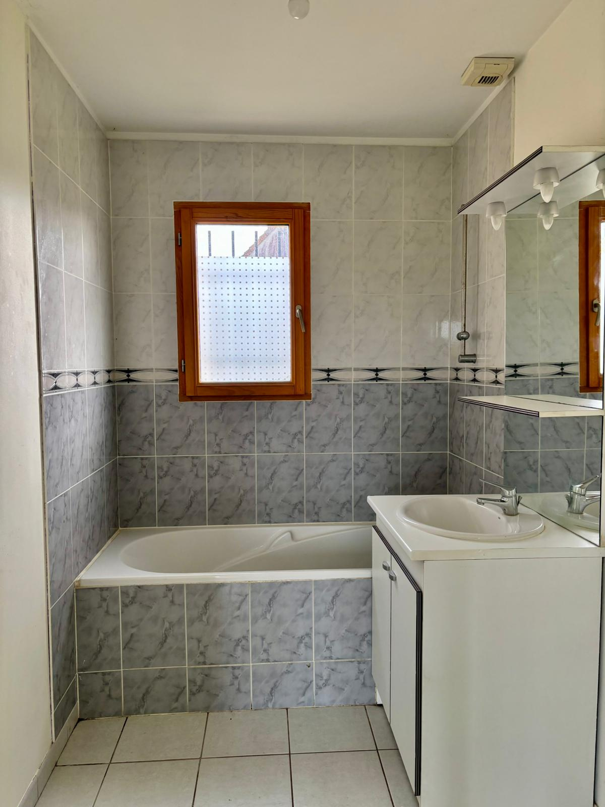 Maison traditionnelle de plain-pied, alliant confort et fonctionnalité