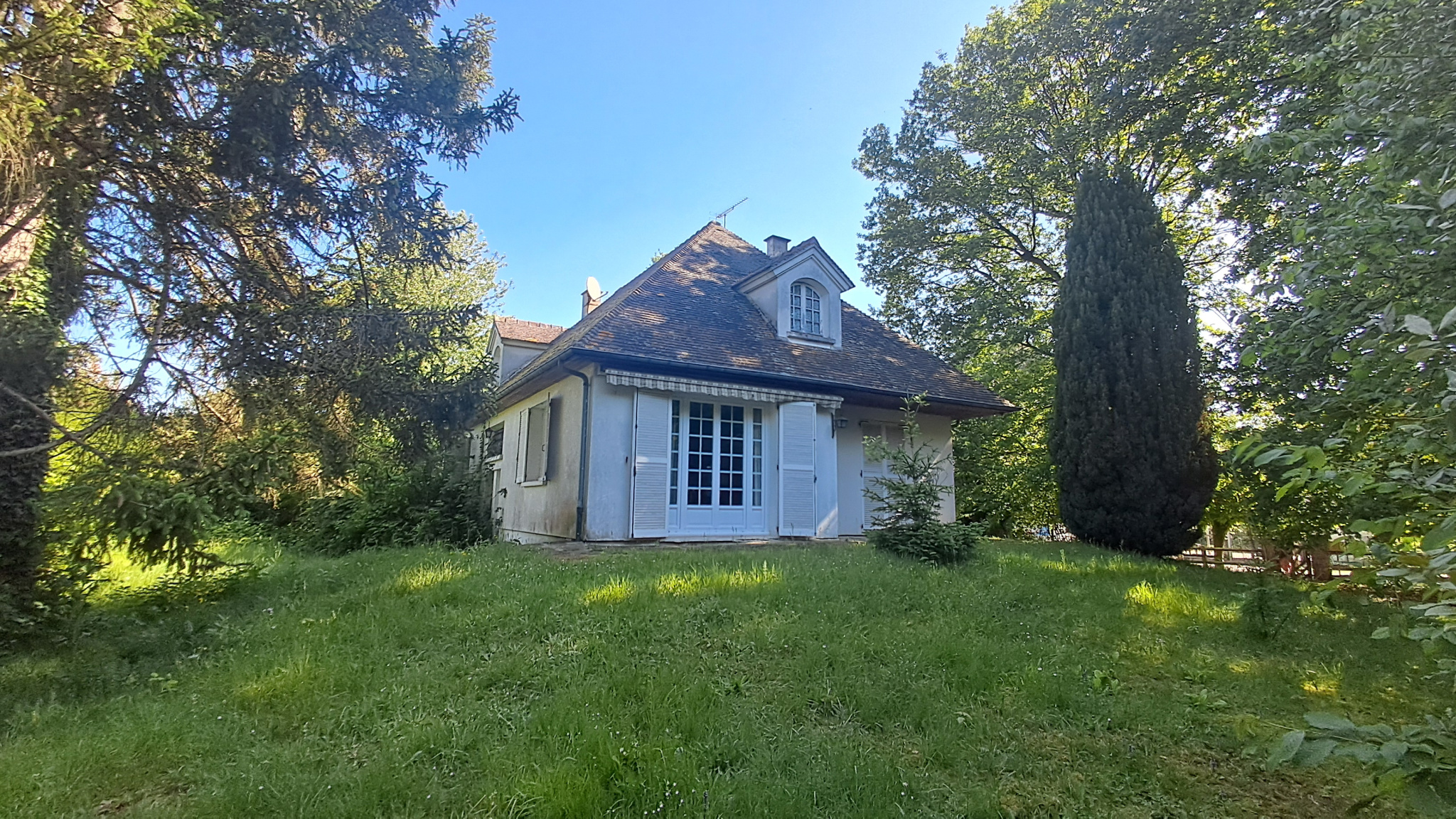 MAISON TRADITIONNELLE SUR SOUS-SOL PROCHE COMMERCES ET ECOLESSENONCHES