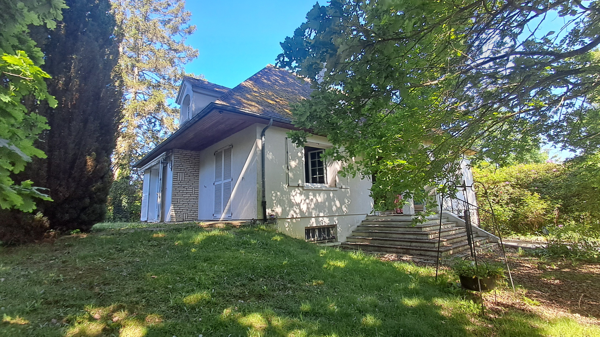 MAISON TRADITIONNELLE SUR SOUS-SOL PROCHE COMMERCES ET ECOLESSENONCHES