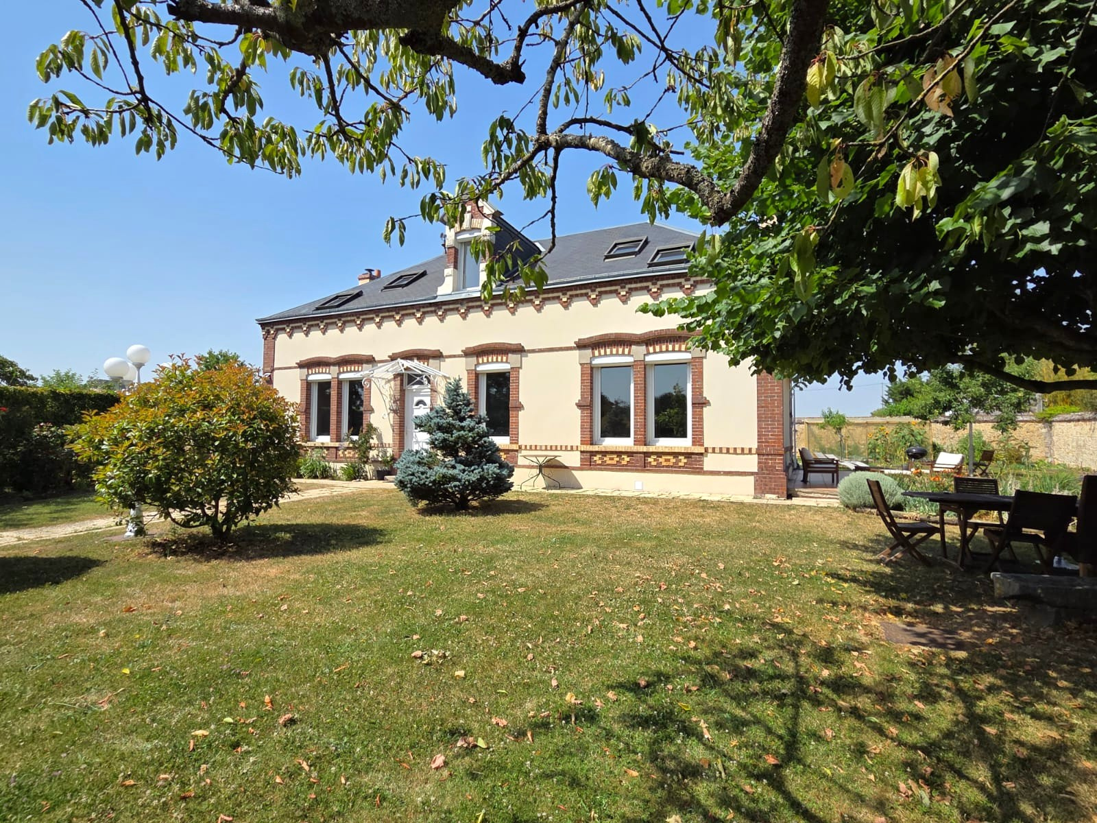 MAISON LUMINEUSELA MADELEINE DE NONANCOURT