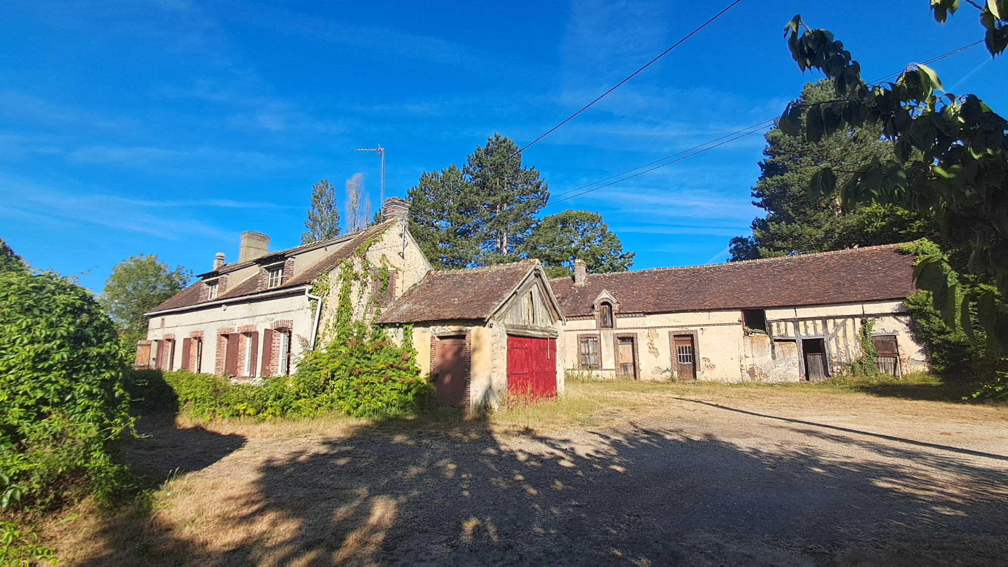 Ancien corps de ferme avec grand terrainSENONCHES