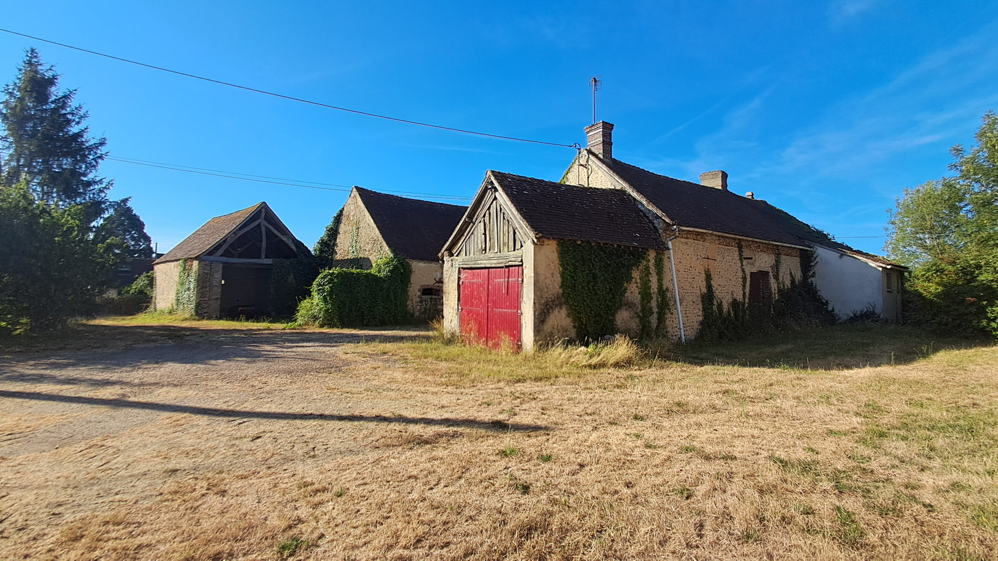 Ancien corps de ferme avec grand terrainSENONCHES
